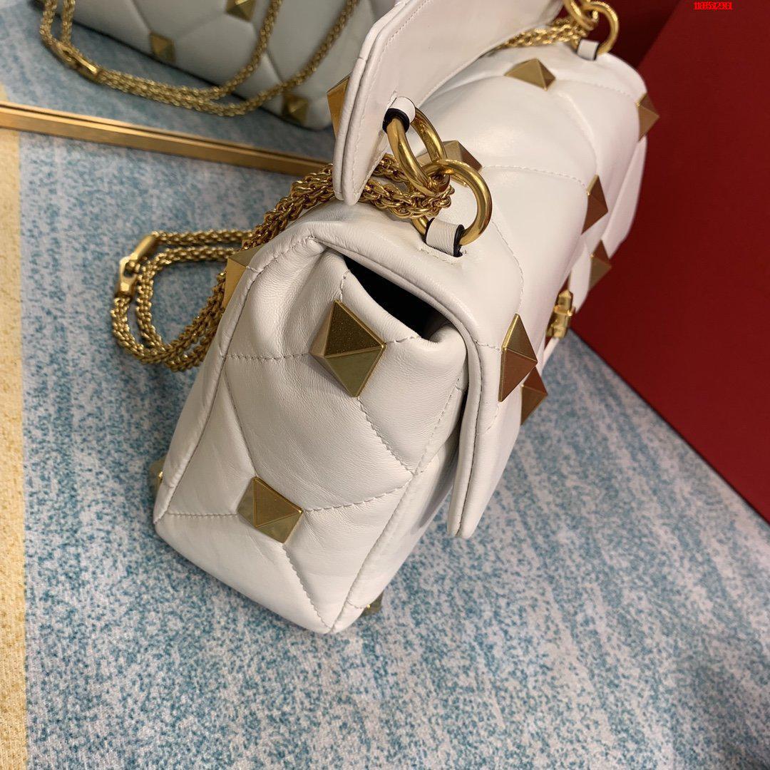 VALENTINO-LARGE-ROMAN-STUD-THE-SHOULDER-BAG-IN-NAPPA-WITH-CHAIN-WHITE-WW2B0I60BSF098-03 VALENTINO LARGE ROMAN STUD THE SHOULDER BAG IN NAPPA WITH CHAIN WHITE WW2B0I60BSF098 03