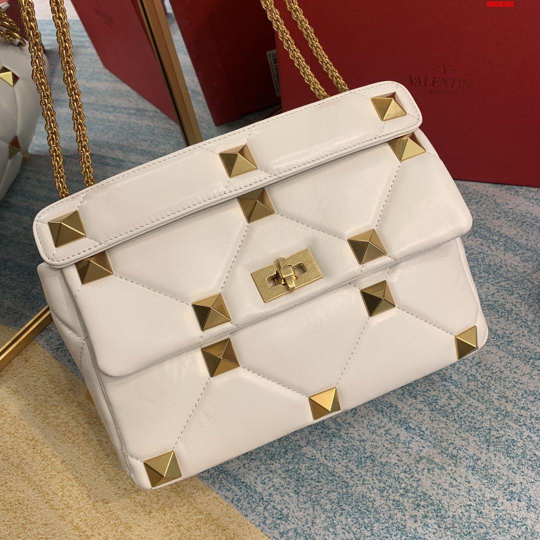 VALENTINO-LARGE-ROMAN-STUD-THE-SHOULDER-BAG-IN-NAPPA-WITH-CHAIN-WHITE-WW2B0I60BSF098-04 VALENTINO LARGE ROMAN STUD THE SHOULDER BAG IN NAPPA WITH CHAIN WHITE WW2B0I60BSF098 04