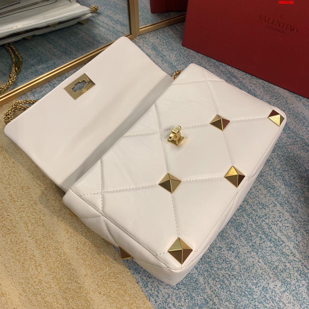 VALENTINO-LARGE-ROMAN-STUD-THE-SHOULDER-BAG-IN-NAPPA-WITH-CHAIN-WHITE-WW2B0I60BSF098-05 VALENTINO LARGE ROMAN STUD THE SHOULDER BAG IN NAPPA WITH CHAIN WHITE WW2B0I60BSF098 05