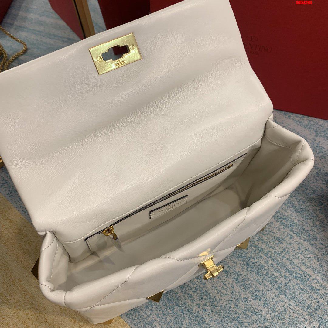 VALENTINO-LARGE-ROMAN-STUD-THE-SHOULDER-BAG-IN-NAPPA-WITH-CHAIN-WHITE-WW2B0I60BSF098-06 VALENTINO LARGE ROMAN STUD THE SHOULDER BAG IN NAPPA WITH CHAIN WHITE WW2B0I60BSF098 06