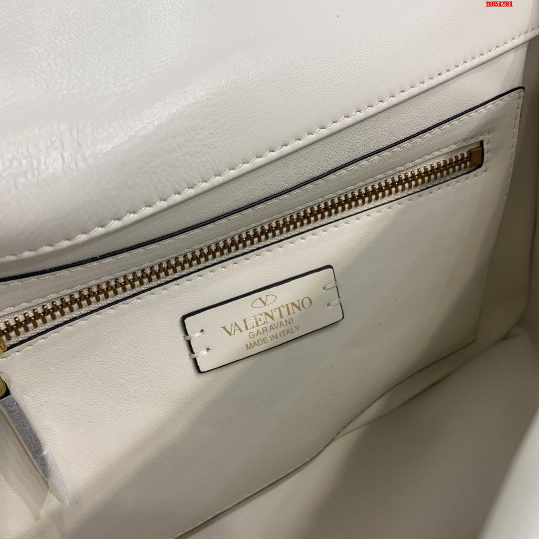 VALENTINO-LARGE-ROMAN-STUD-THE-SHOULDER-BAG-IN-NAPPA-WITH-CHAIN-WHITE-WW2B0I60BSF098-07 VALENTINO LARGE ROMAN STUD THE SHOULDER BAG IN NAPPA WITH CHAIN WHITE WW2B0I60BSF098 07