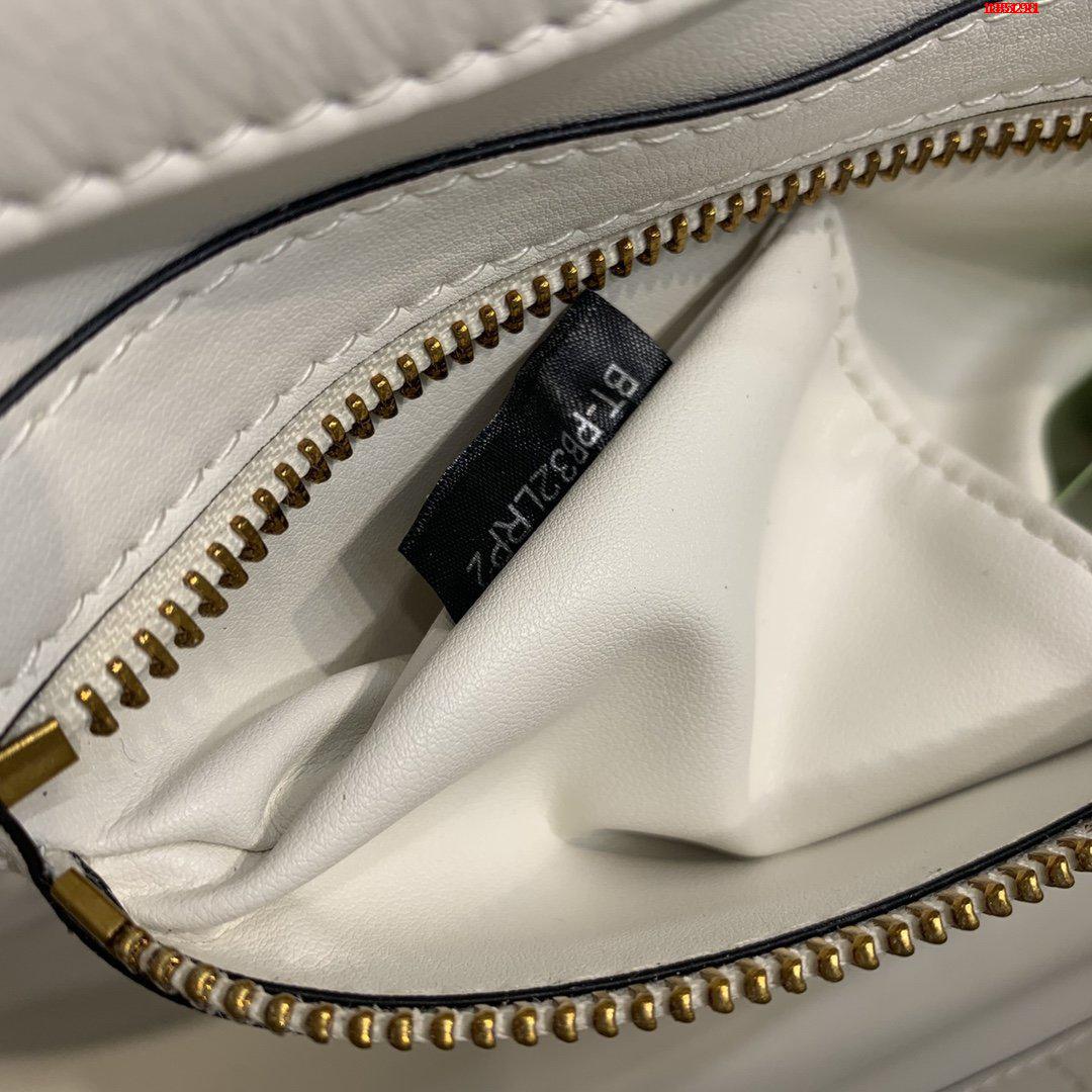 VALENTINO-LARGE-ROMAN-STUD-THE-SHOULDER-BAG-IN-NAPPA-WITH-CHAIN-WHITE-WW2B0I60BSF098-08 VALENTINO LARGE ROMAN STUD THE SHOULDER BAG IN NAPPA WITH CHAIN WHITE WW2B0I60BSF098 08