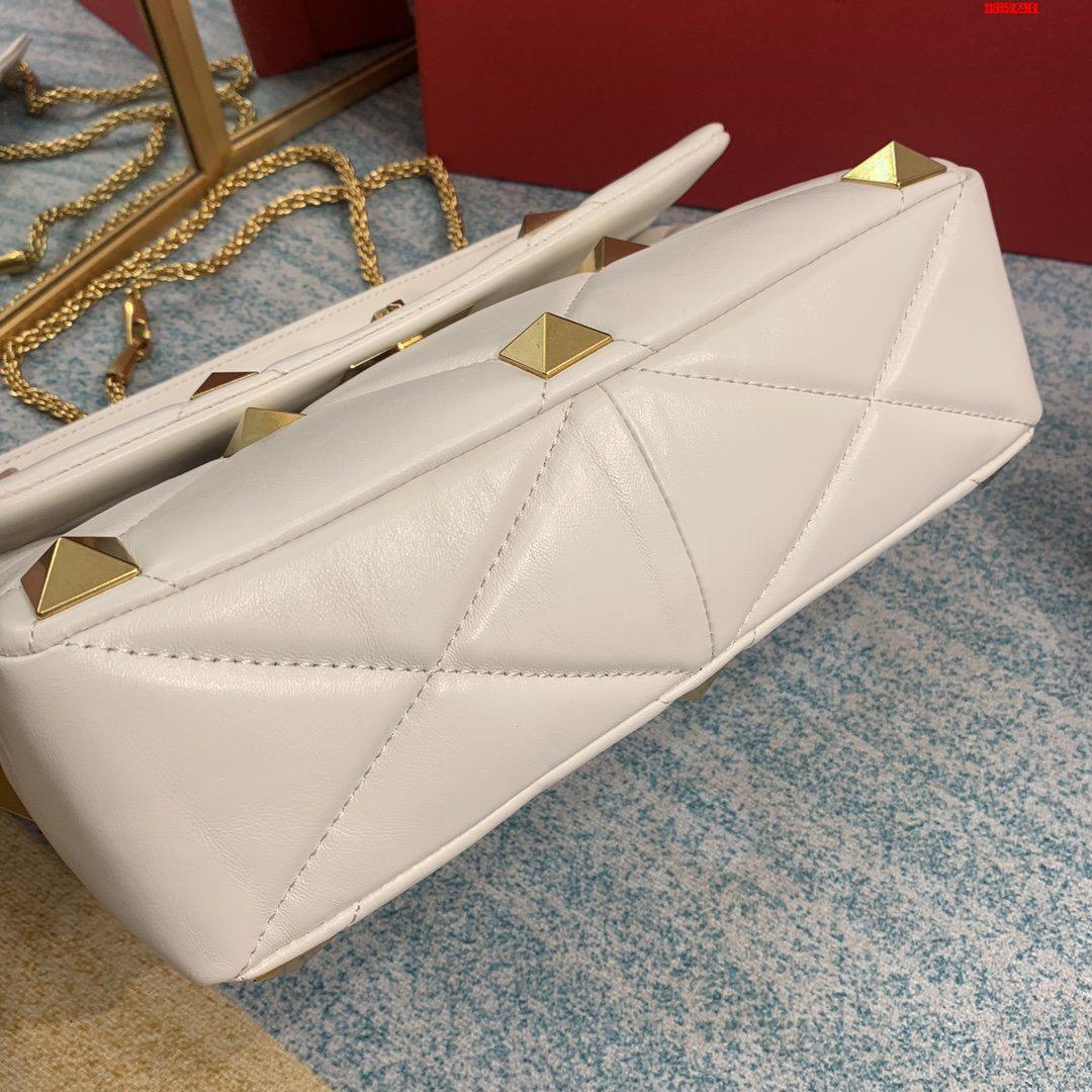 VALENTINO-LARGE-ROMAN-STUD-THE-SHOULDER-BAG-IN-NAPPA-WITH-CHAIN-WHITE-WW2B0I60BSF098-09 VALENTINO LARGE ROMAN STUD THE SHOULDER BAG IN NAPPA WITH CHAIN WHITE WW2B0I60BSF098 09