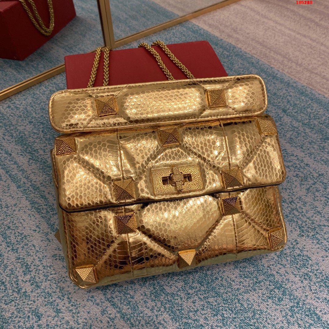 VALENTINO-MEDIUM-ROMAN-STUD-THE-SHOULDER-BAG-IN-METALLIC-NAPPA-WITH-CHAIN-BRASS-WW2B0I82IETKM5-01 VALENTINO MEDIUM ROMAN STUD THE SHOULDER BAG IN METALLIC NAPPA WITH CHAIN BRASS WW2B0I82IETKM5 01