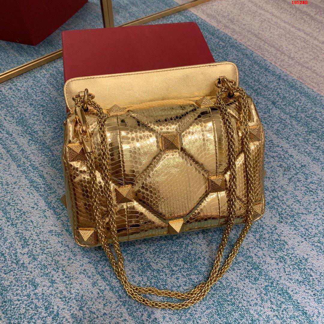 VALENTINO-MEDIUM-ROMAN-STUD-THE-SHOULDER-BAG-IN-METALLIC-NAPPA-WITH-CHAIN-BRASS-WW2B0I82IETKM5-02 VALENTINO MEDIUM ROMAN STUD THE SHOULDER BAG IN METALLIC NAPPA WITH CHAIN BRASS WW2B0I82IETKM5 02