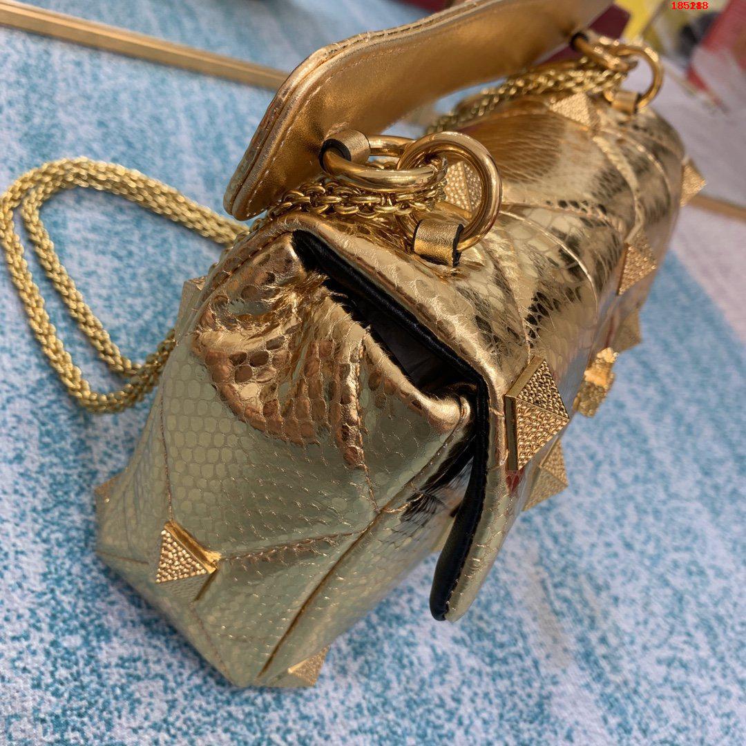 VALENTINO-MEDIUM-ROMAN-STUD-THE-SHOULDER-BAG-IN-METALLIC-NAPPA-WITH-CHAIN-BRASS-WW2B0I82IETKM5-03 VALENTINO MEDIUM ROMAN STUD THE SHOULDER BAG IN METALLIC NAPPA WITH CHAIN BRASS WW2B0I82IETKM5 03