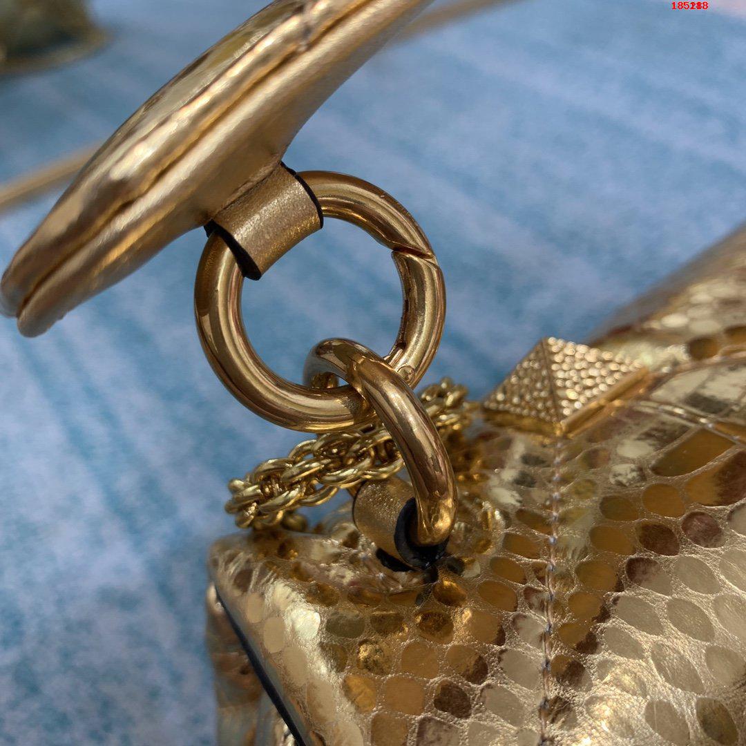 VALENTINO-MEDIUM-ROMAN-STUD-THE-SHOULDER-BAG-IN-METALLIC-NAPPA-WITH-CHAIN-BRASS-WW2B0I82IETKM5-04 VALENTINO MEDIUM ROMAN STUD THE SHOULDER BAG IN METALLIC NAPPA WITH CHAIN BRASS WW2B0I82IETKM5 04