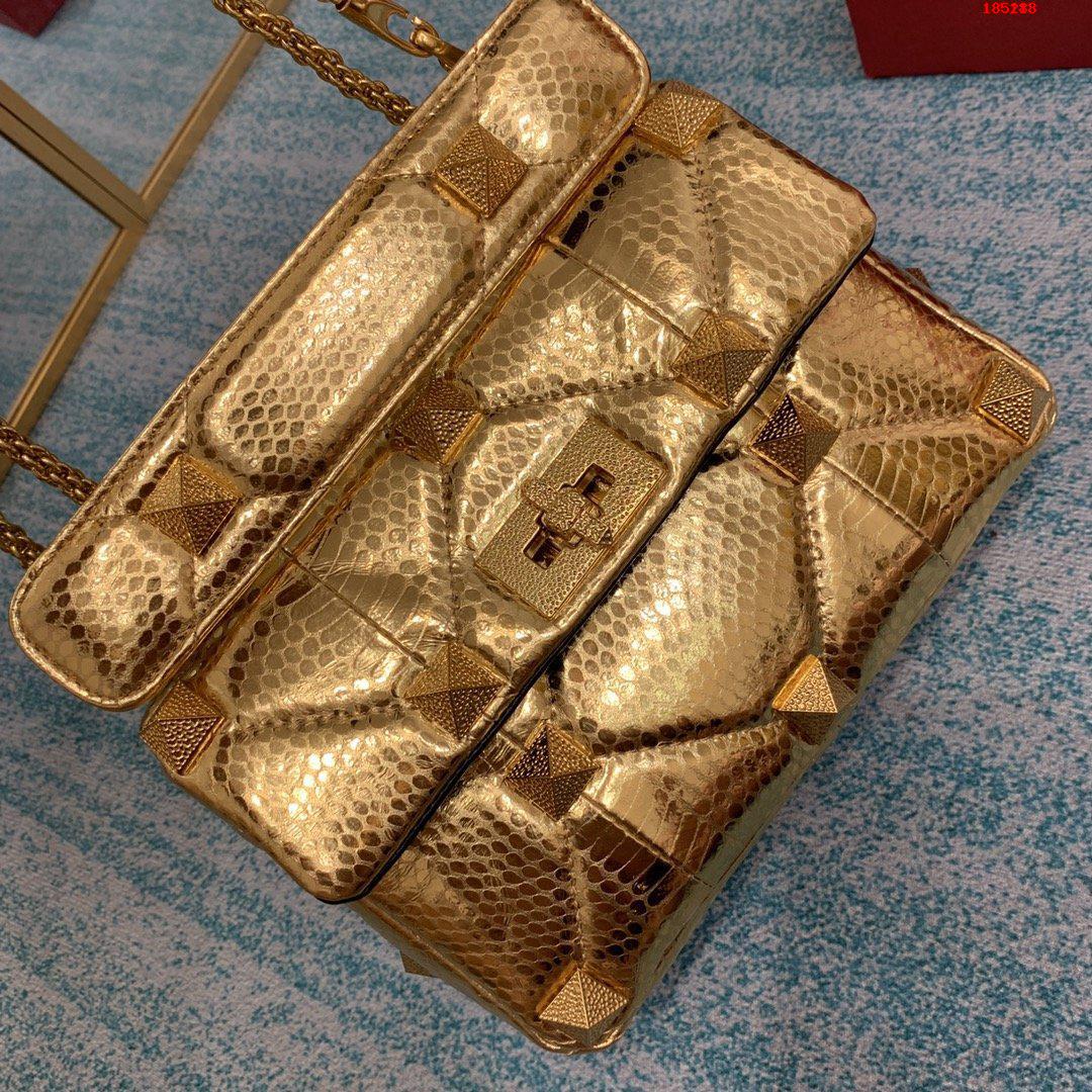 VALENTINO-MEDIUM-ROMAN-STUD-THE-SHOULDER-BAG-IN-METALLIC-NAPPA-WITH-CHAIN-BRASS-WW2B0I82IETKM5-05 VALENTINO MEDIUM ROMAN STUD THE SHOULDER BAG IN METALLIC NAPPA WITH CHAIN BRASS WW2B0I82IETKM5 05