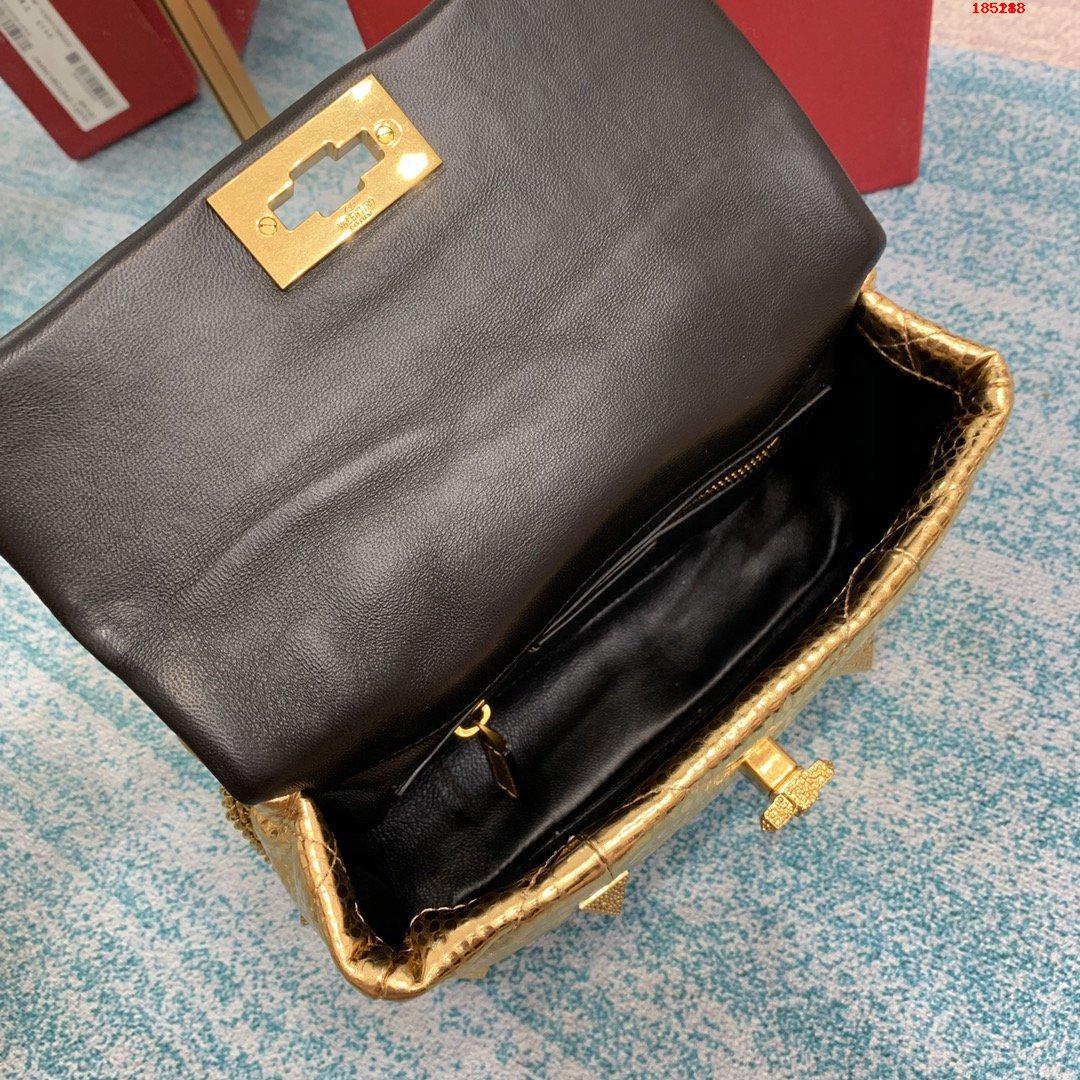 VALENTINO-MEDIUM-ROMAN-STUD-THE-SHOULDER-BAG-IN-METALLIC-NAPPA-WITH-CHAIN-BRASS-WW2B0I82IETKM5-06 VALENTINO MEDIUM ROMAN STUD THE SHOULDER BAG IN METALLIC NAPPA WITH CHAIN BRASS WW2B0I82IETKM5 06