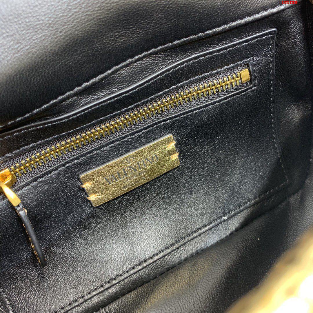 VALENTINO-MEDIUM-ROMAN-STUD-THE-SHOULDER-BAG-IN-METALLIC-NAPPA-WITH-CHAIN-BRASS-WW2B0I82IETKM5-07 VALENTINO MEDIUM ROMAN STUD THE SHOULDER BAG IN METALLIC NAPPA WITH CHAIN BRASS WW2B0I82IETKM5 07