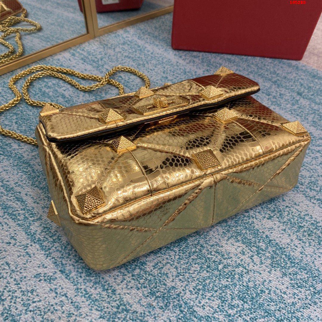 VALENTINO-MEDIUM-ROMAN-STUD-THE-SHOULDER-BAG-IN-METALLIC-NAPPA-WITH-CHAIN-BRASS-WW2B0I82IETKM5-08 VALENTINO MEDIUM ROMAN STUD THE SHOULDER BAG IN METALLIC NAPPA WITH CHAIN BRASS WW2B0I82IETKM5 08