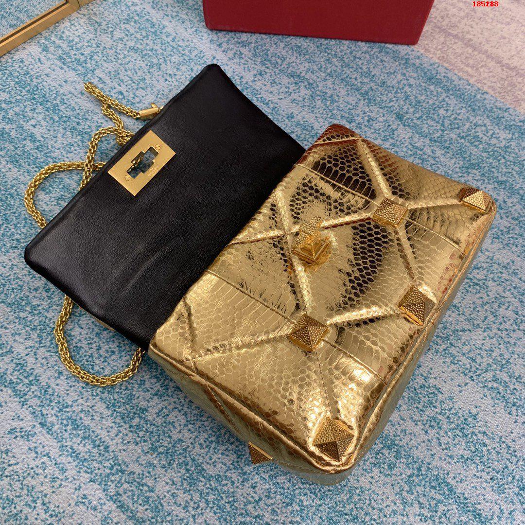 VALENTINO-MEDIUM-ROMAN-STUD-THE-SHOULDER-BAG-IN-METALLIC-NAPPA-WITH-CHAIN-BRASS-WW2B0I82IETKM5-09 VALENTINO MEDIUM ROMAN STUD THE SHOULDER BAG IN METALLIC NAPPA WITH CHAIN BRASS WW2B0I82IETKM5 09