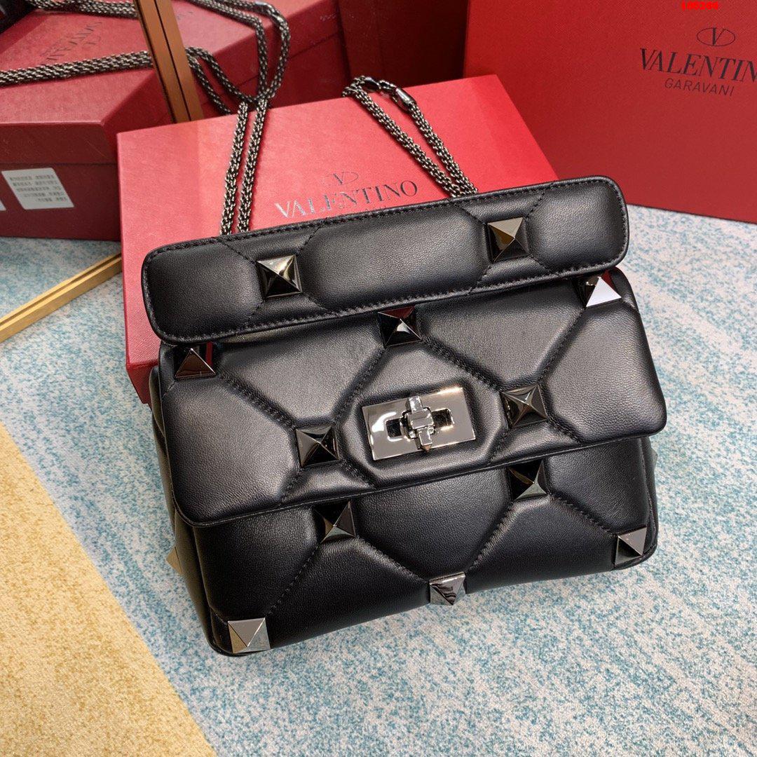 VALENTINO-MEDIUM-ROMAN-STUD-THE-SHOULDER-BAG-IN-NAPPA-WITH-CHAIN-AND-TONAL-STUDS-BLACK-XW2B0I82LWB0NO-01 VALENTINO MEDIUM ROMAN STUD THE SHOULDER BAG IN NAPPA WITH CHAIN AND TONAL STUDS BLACK XW2B0I82LWB0NO 01