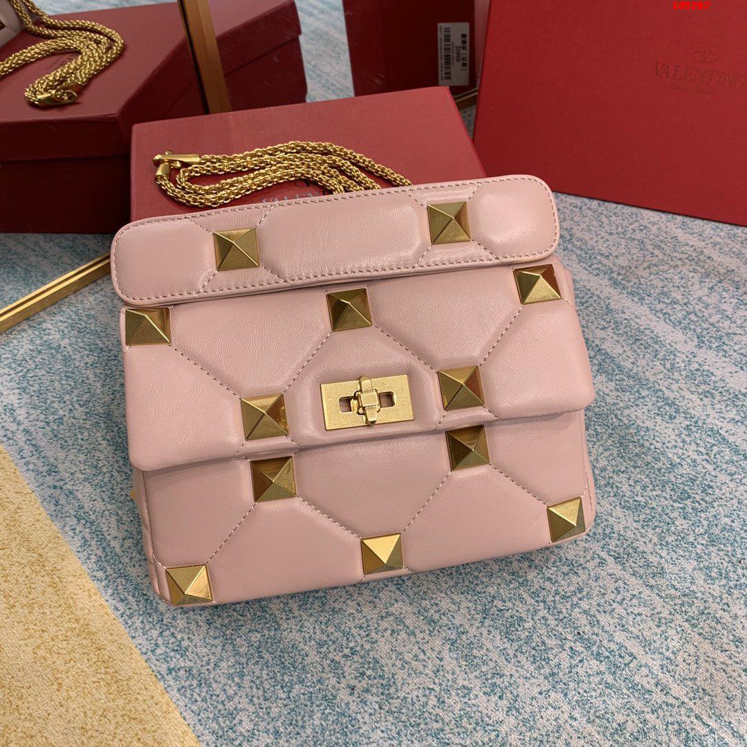 VALENTINO-MEDIUM-ROMAN-STUD-THE-SHOULDER-BAG-IN-NAPPA-WITH-CHAIN-PINK-WW2B0I82BSFM26-01 VALENTINO MEDIUM ROMAN STUD THE SHOULDER BAG IN NAPPA WITH CHAIN PINK WW2B0I82BSFM26 01