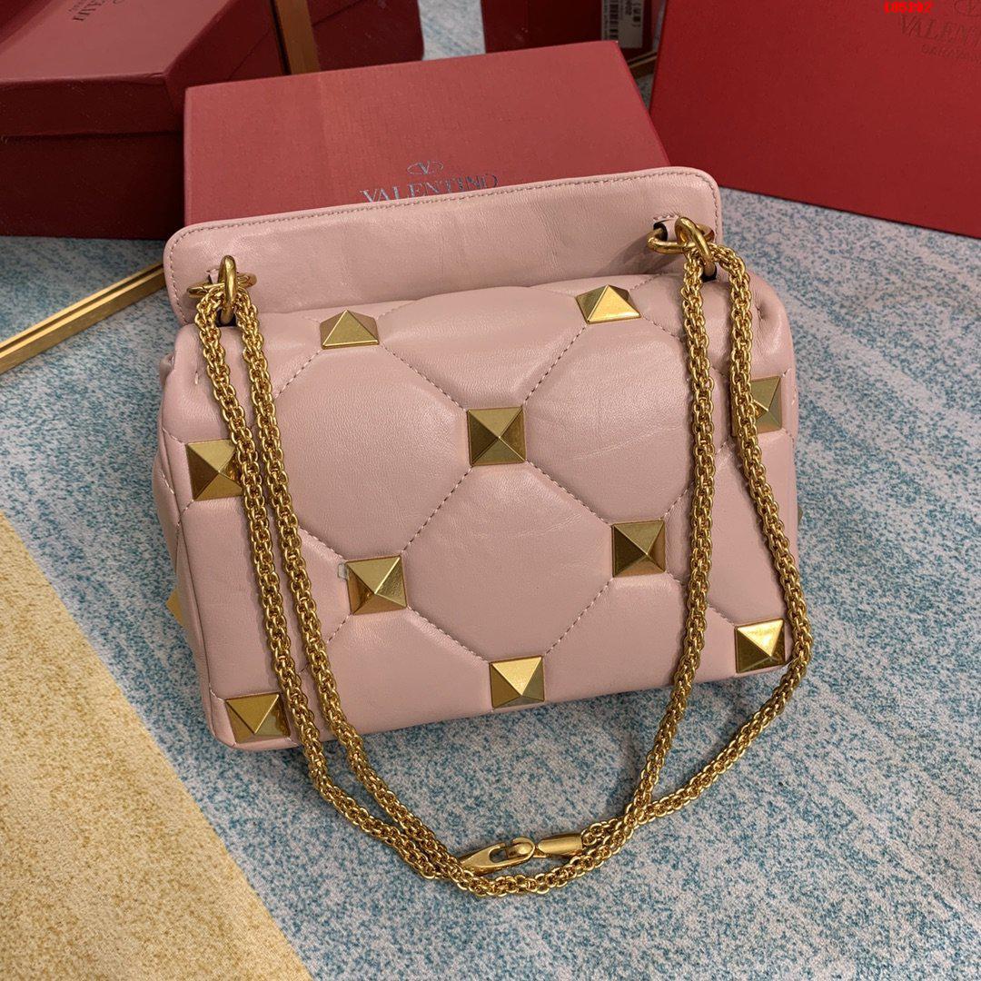 VALENTINO-MEDIUM-ROMAN-STUD-THE-SHOULDER-BAG-IN-NAPPA-WITH-CHAIN-PINK-WW2B0I82BSFM26-02 VALENTINO MEDIUM ROMAN STUD THE SHOULDER BAG IN NAPPA WITH CHAIN PINK WW2B0I82BSFM26 02
