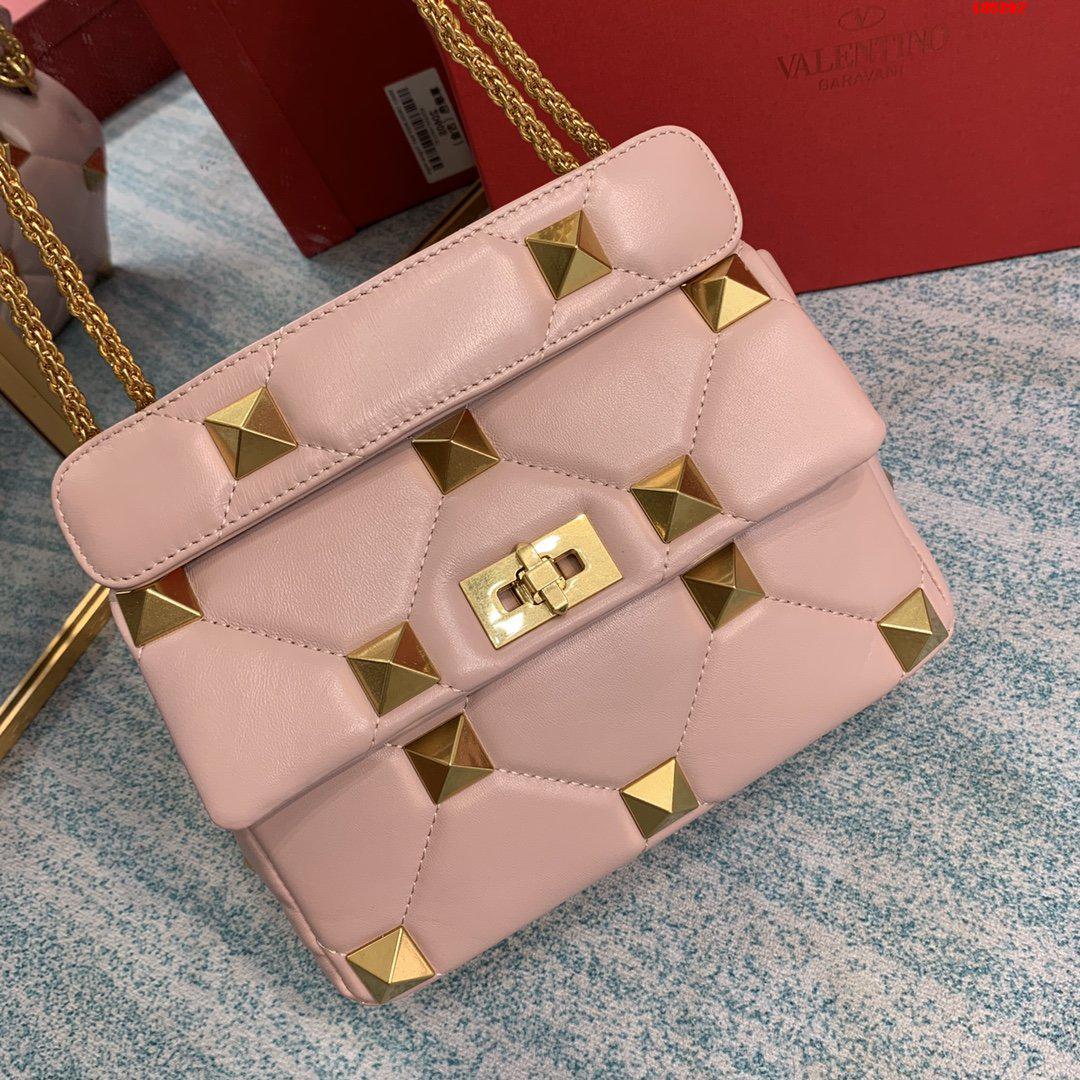 VALENTINO-MEDIUM-ROMAN-STUD-THE-SHOULDER-BAG-IN-NAPPA-WITH-CHAIN-PINK-WW2B0I82BSFM26-04 VALENTINO MEDIUM ROMAN STUD THE SHOULDER BAG IN NAPPA WITH CHAIN PINK WW2B0I82BSFM26 04