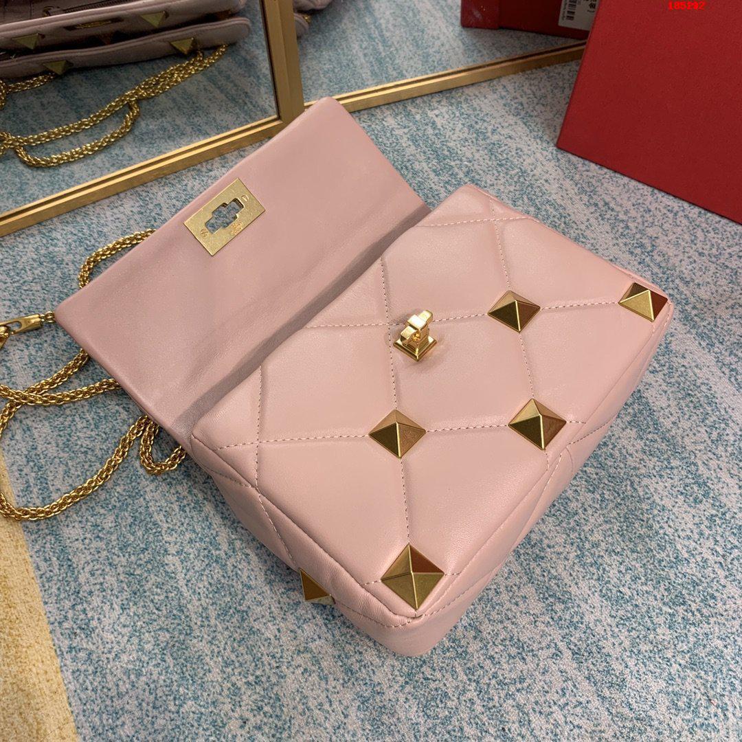 VALENTINO-MEDIUM-ROMAN-STUD-THE-SHOULDER-BAG-IN-NAPPA-WITH-CHAIN-PINK-WW2B0I82BSFM26-05 VALENTINO MEDIUM ROMAN STUD THE SHOULDER BAG IN NAPPA WITH CHAIN PINK WW2B0I82BSFM26 05
