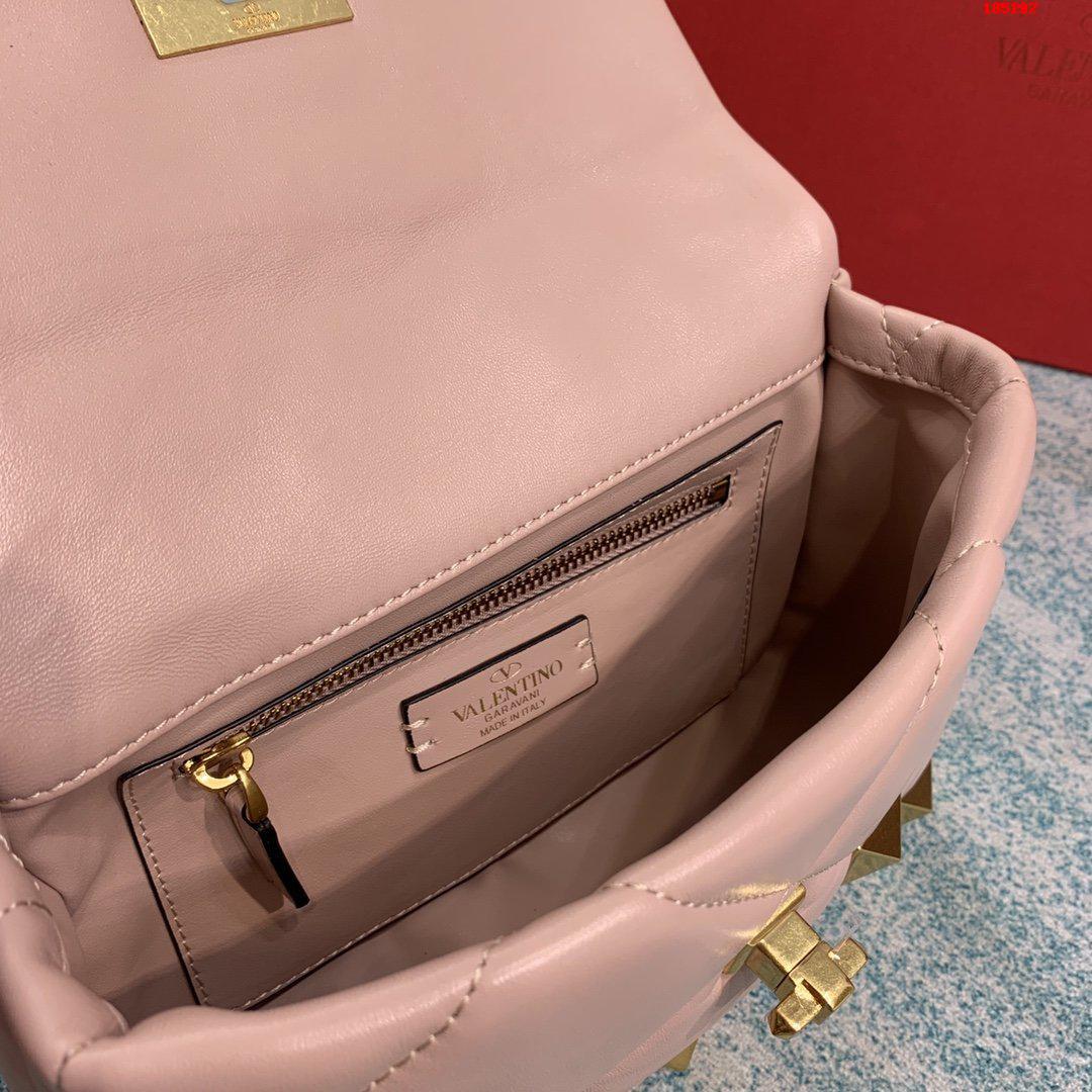 VALENTINO-MEDIUM-ROMAN-STUD-THE-SHOULDER-BAG-IN-NAPPA-WITH-CHAIN-PINK-WW2B0I82BSFM26-07 VALENTINO MEDIUM ROMAN STUD THE SHOULDER BAG IN NAPPA WITH CHAIN PINK WW2B0I82BSFM26 07