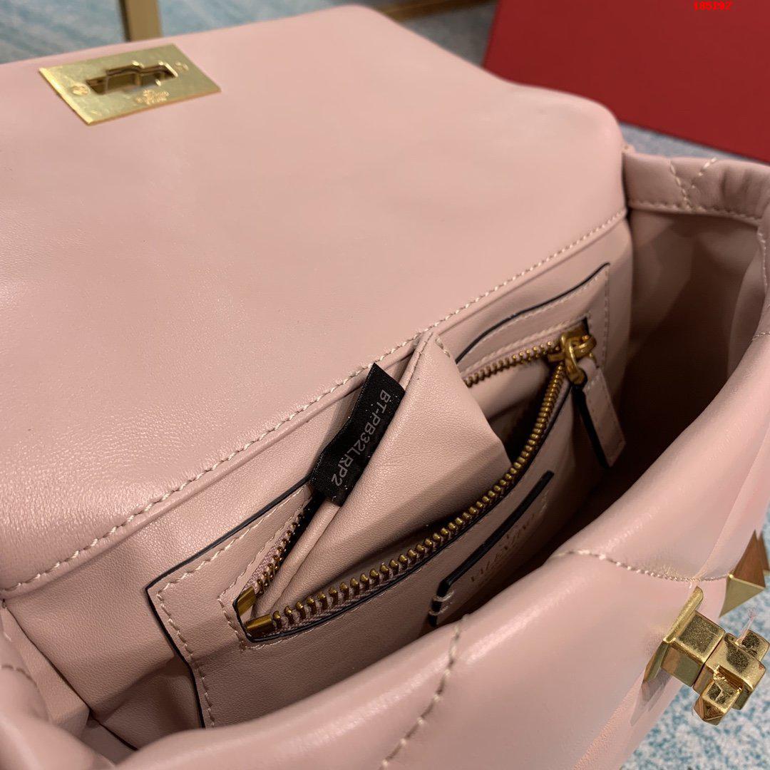 VALENTINO-MEDIUM-ROMAN-STUD-THE-SHOULDER-BAG-IN-NAPPA-WITH-CHAIN-PINK-WW2B0I82BSFM26-08 VALENTINO MEDIUM ROMAN STUD THE SHOULDER BAG IN NAPPA WITH CHAIN PINK WW2B0I82BSFM26 08