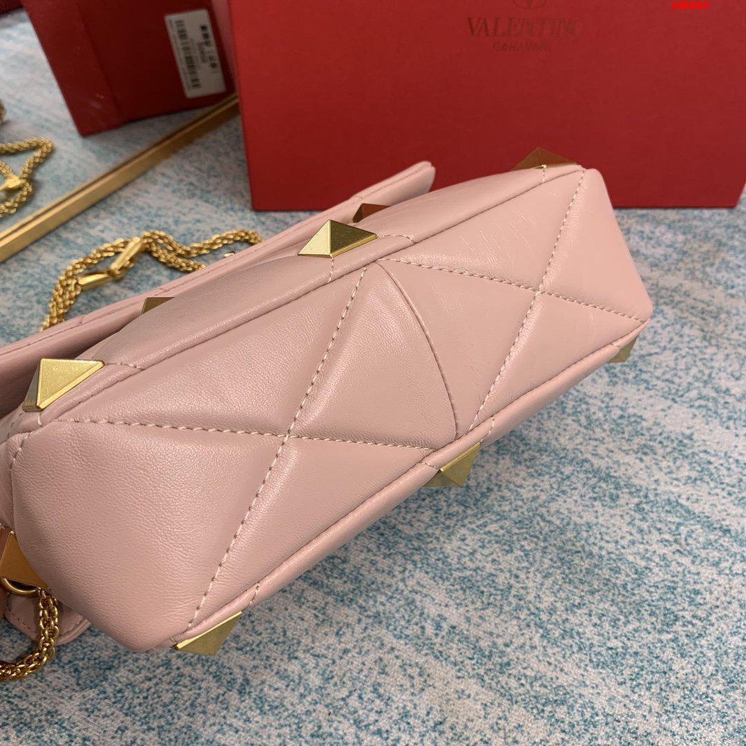 VALENTINO-MEDIUM-ROMAN-STUD-THE-SHOULDER-BAG-IN-NAPPA-WITH-CHAIN-PINK-WW2B0I82BSFM26-09 VALENTINO MEDIUM ROMAN STUD THE SHOULDER BAG IN NAPPA WITH CHAIN PINK WW2B0I82BSFM26 09