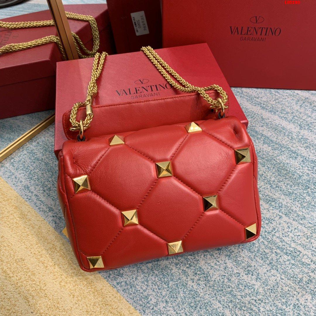VALENTINO-MEDIUM-ROMAN-STUD-THE-SHOULDER-BAG-IN-NAPPA-WITH-CHAIN-RED-WW2B0I82BSFJU5-02 VALENTINO MEDIUM ROMAN STUD THE SHOULDER BAG IN NAPPA WITH CHAIN RED WW2B0I82BSFJU5 02