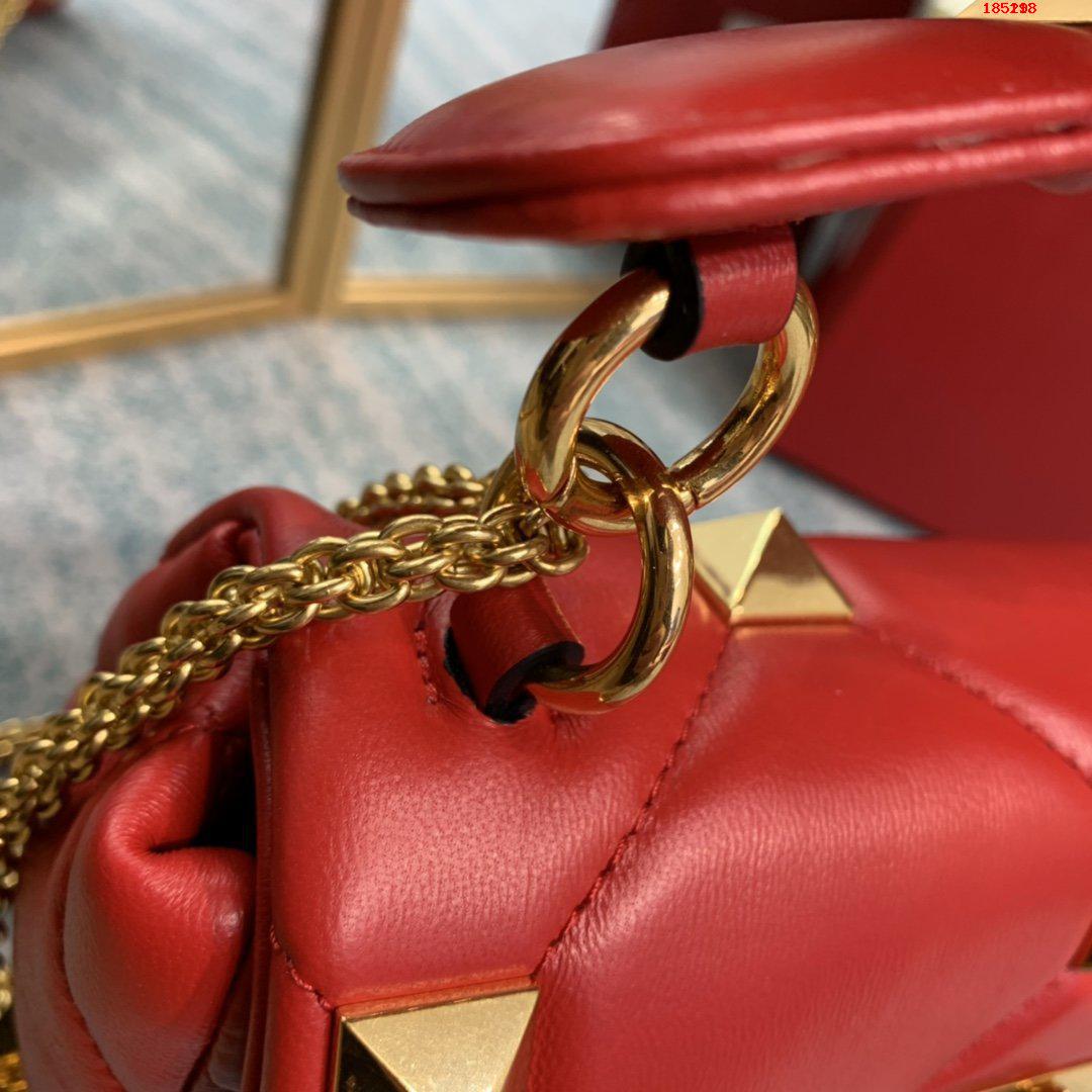VALENTINO-MEDIUM-ROMAN-STUD-THE-SHOULDER-BAG-IN-NAPPA-WITH-CHAIN-RED-WW2B0I82BSFJU5-04 VALENTINO MEDIUM ROMAN STUD THE SHOULDER BAG IN NAPPA WITH CHAIN RED WW2B0I82BSFJU5 04