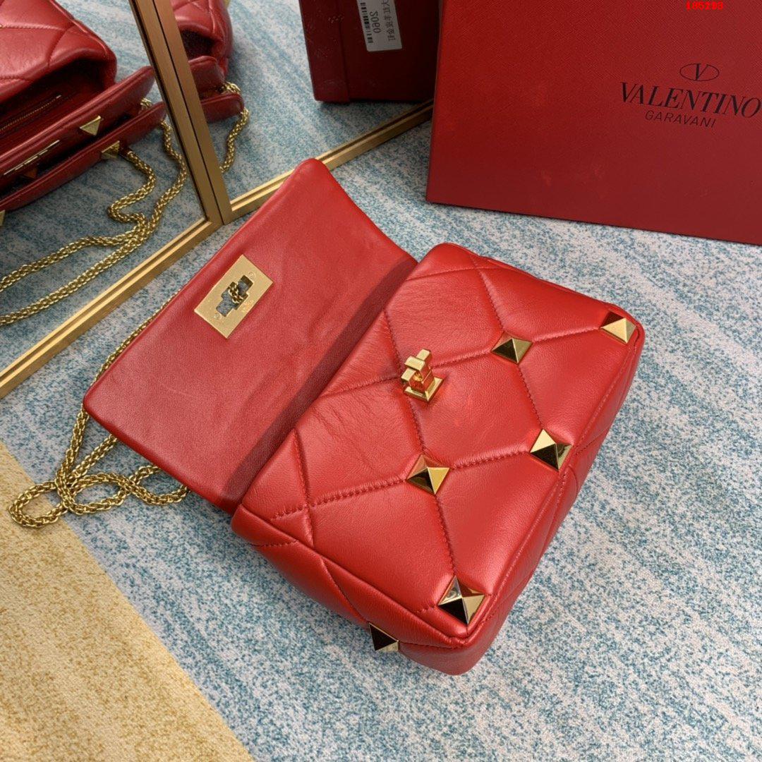 VALENTINO-MEDIUM-ROMAN-STUD-THE-SHOULDER-BAG-IN-NAPPA-WITH-CHAIN-RED-WW2B0I82BSFJU5-05 VALENTINO MEDIUM ROMAN STUD THE SHOULDER BAG IN NAPPA WITH CHAIN RED WW2B0I82BSFJU5 05