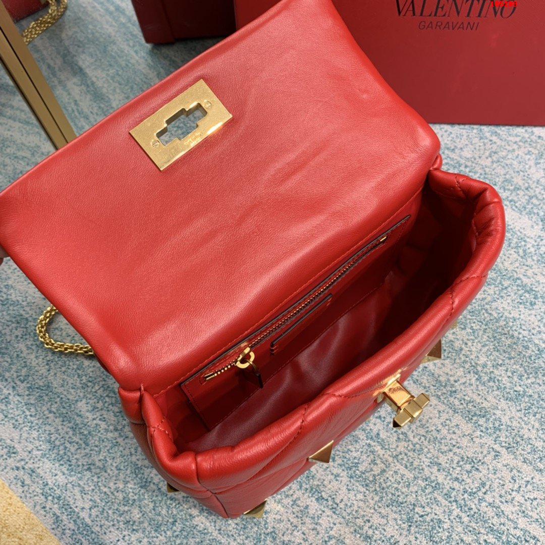 VALENTINO-MEDIUM-ROMAN-STUD-THE-SHOULDER-BAG-IN-NAPPA-WITH-CHAIN-RED-WW2B0I82BSFJU5-06 VALENTINO MEDIUM ROMAN STUD THE SHOULDER BAG IN NAPPA WITH CHAIN RED WW2B0I82BSFJU5 06