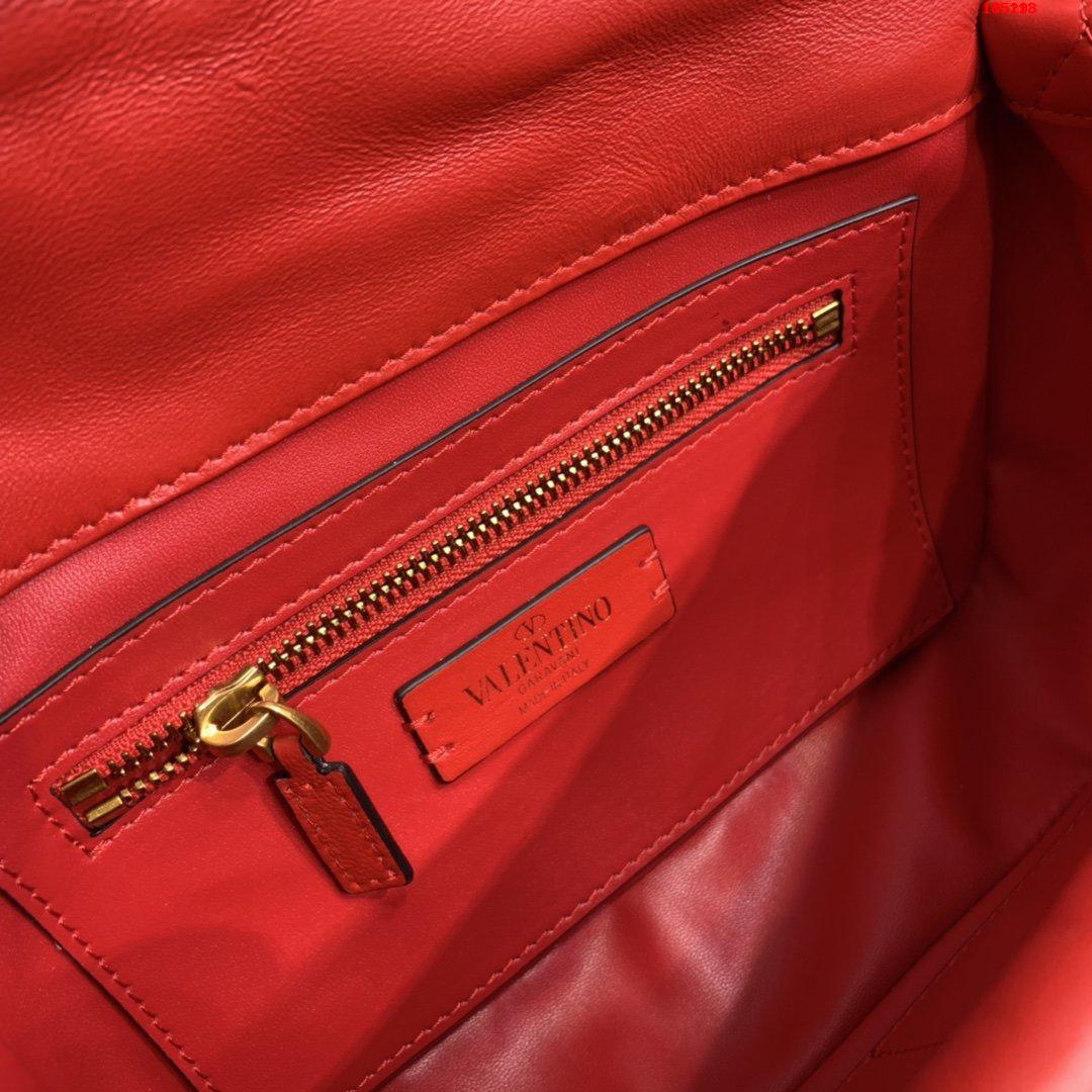 VALENTINO-MEDIUM-ROMAN-STUD-THE-SHOULDER-BAG-IN-NAPPA-WITH-CHAIN-RED-WW2B0I82BSFJU5-07 VALENTINO MEDIUM ROMAN STUD THE SHOULDER BAG IN NAPPA WITH CHAIN RED WW2B0I82BSFJU5 07