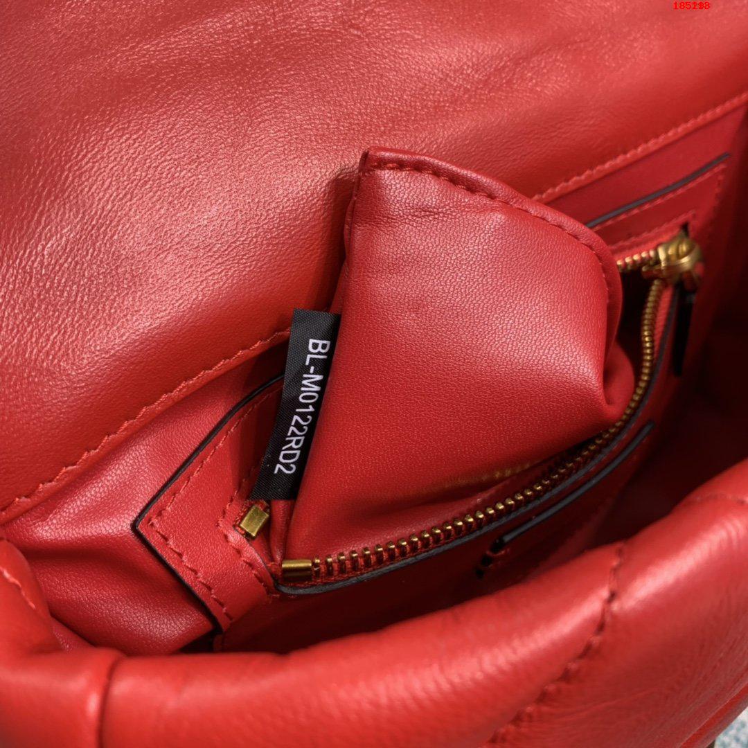 VALENTINO-MEDIUM-ROMAN-STUD-THE-SHOULDER-BAG-IN-NAPPA-WITH-CHAIN-RED-WW2B0I82BSFJU5-08 VALENTINO MEDIUM ROMAN STUD THE SHOULDER BAG IN NAPPA WITH CHAIN RED WW2B0I82BSFJU5 08