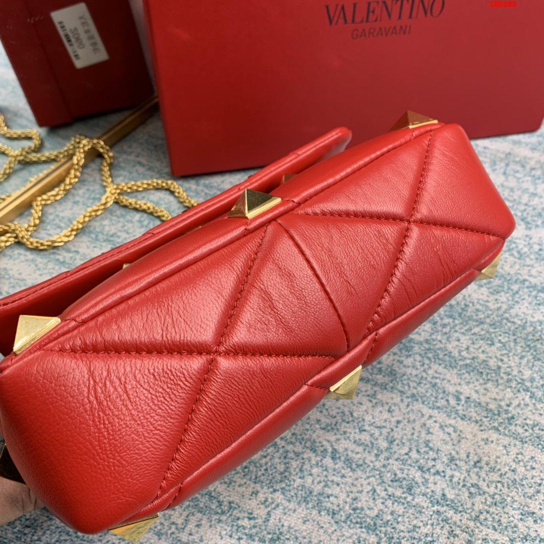 VALENTINO-MEDIUM-ROMAN-STUD-THE-SHOULDER-BAG-IN-NAPPA-WITH-CHAIN-RED-WW2B0I82BSFJU5-09 VALENTINO MEDIUM ROMAN STUD THE SHOULDER BAG IN NAPPA WITH CHAIN RED WW2B0I82BSFJU5 09