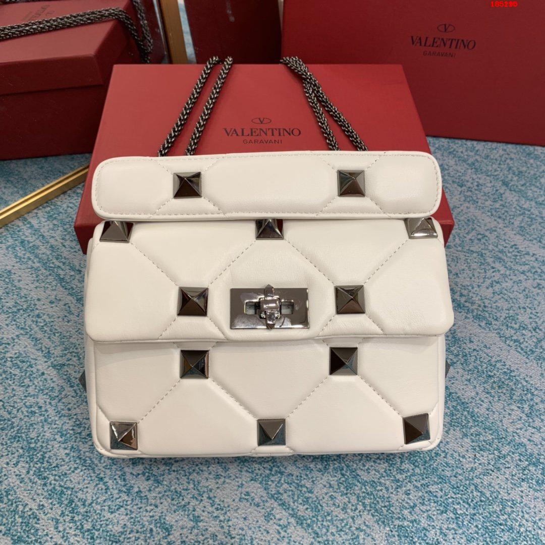 VALENTINO-MEDIUM-ROMAN-STUD-THE-SHOULDER-BAG-IN-NAPPA-WITH-CHAIN-WHITE-XW2B0I82BSF098-01 VALENTINO MEDIUM ROMAN STUD THE SHOULDER BAG IN NAPPA WITH CHAIN WHITE XW2B0I82BSF098 01
