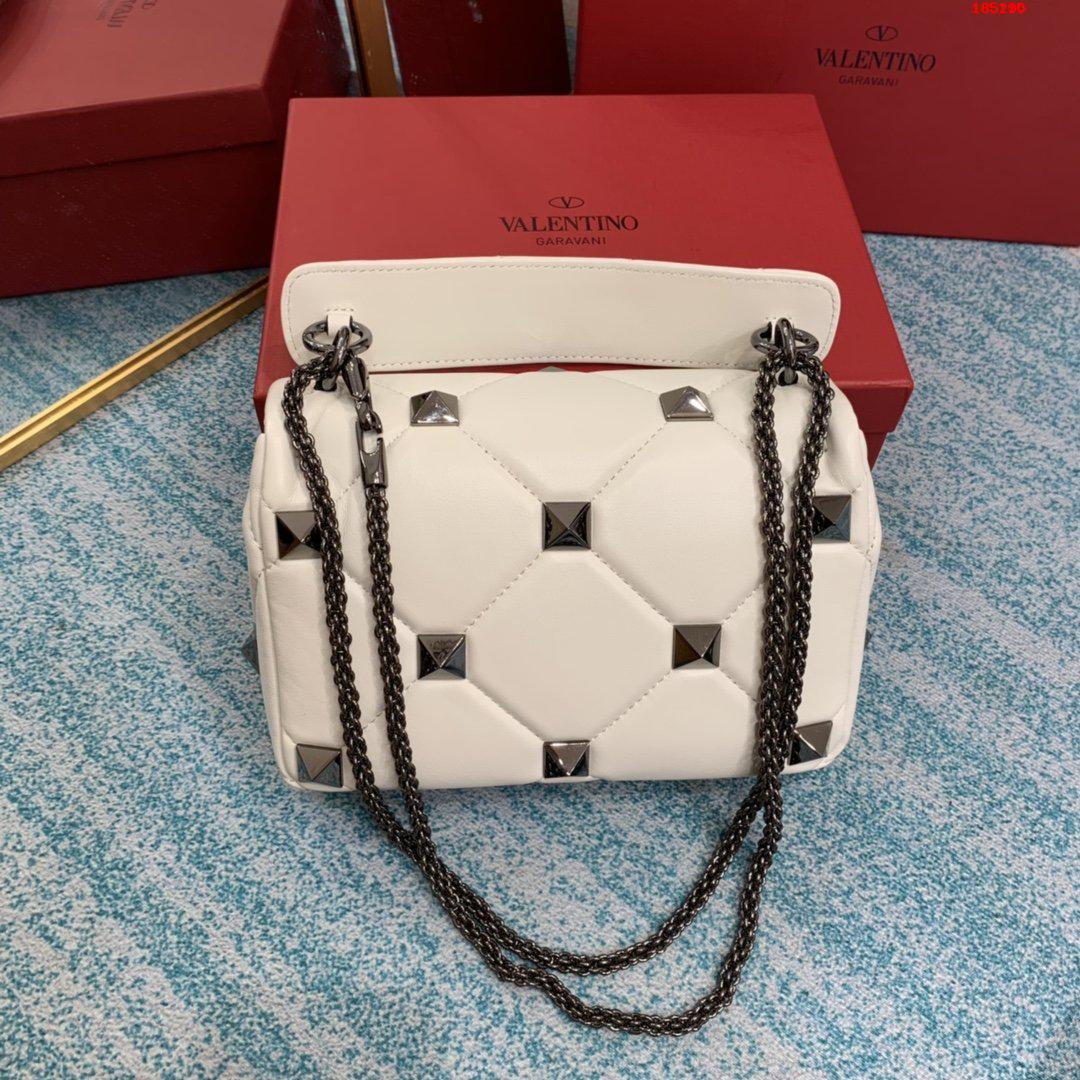VALENTINO-MEDIUM-ROMAN-STUD-THE-SHOULDER-BAG-IN-NAPPA-WITH-CHAIN-WHITE-XW2B0I82BSF098-02 VALENTINO MEDIUM ROMAN STUD THE SHOULDER BAG IN NAPPA WITH CHAIN WHITE XW2B0I82BSF098 02
