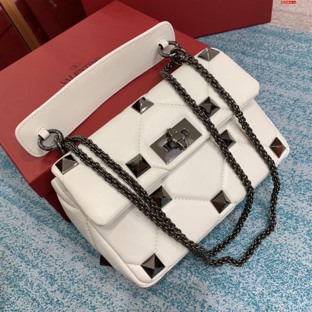 VALENTINO-MEDIUM-ROMAN-STUD-THE-SHOULDER-BAG-IN-NAPPA-WITH-CHAIN-WHITE-XW2B0I82BSF098-03 VALENTINO MEDIUM ROMAN STUD THE SHOULDER BAG IN NAPPA WITH CHAIN WHITE XW2B0I82BSF098 03