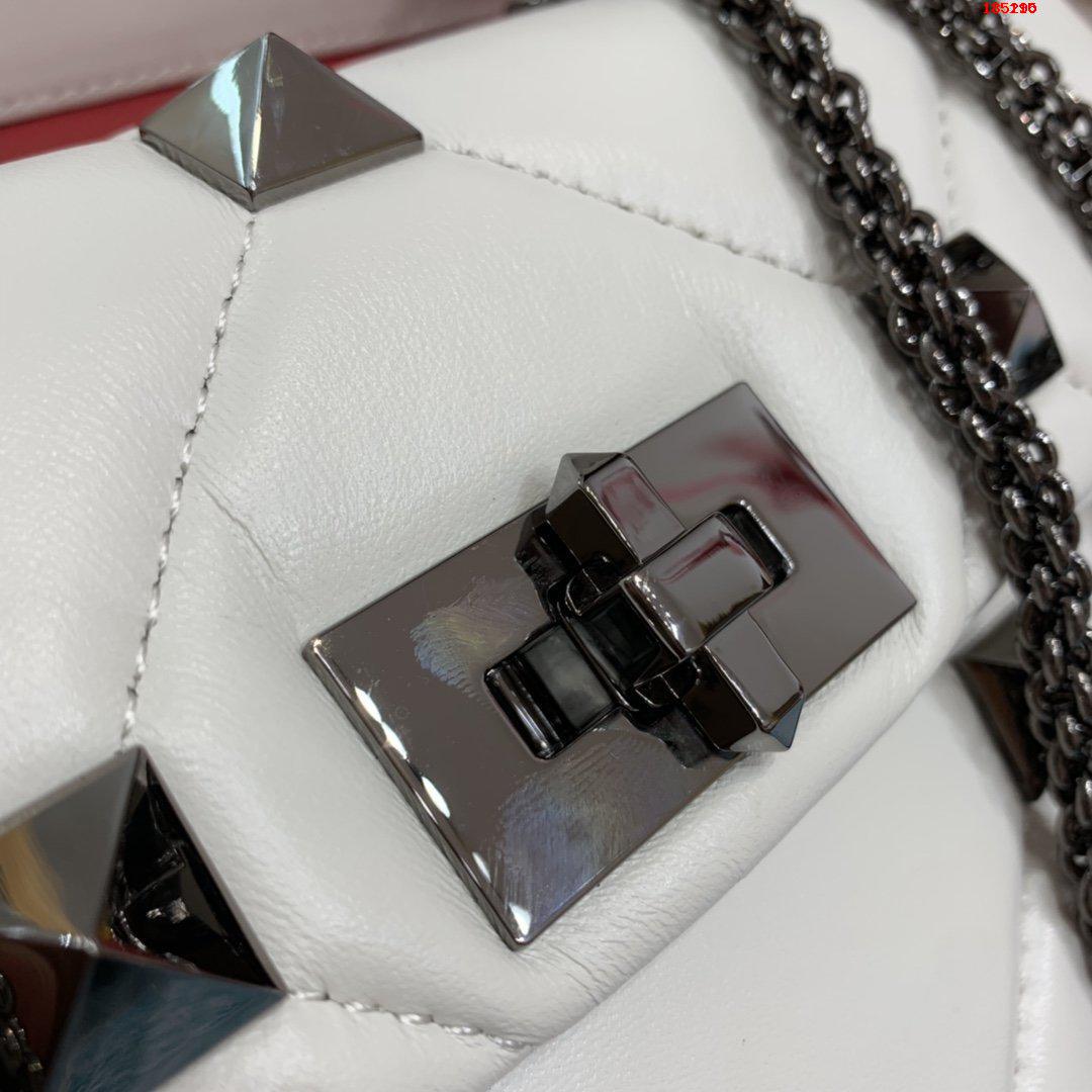 VALENTINO-MEDIUM-ROMAN-STUD-THE-SHOULDER-BAG-IN-NAPPA-WITH-CHAIN-WHITE-XW2B0I82BSF098-05 VALENTINO MEDIUM ROMAN STUD THE SHOULDER BAG IN NAPPA WITH CHAIN WHITE XW2B0I82BSF098 05