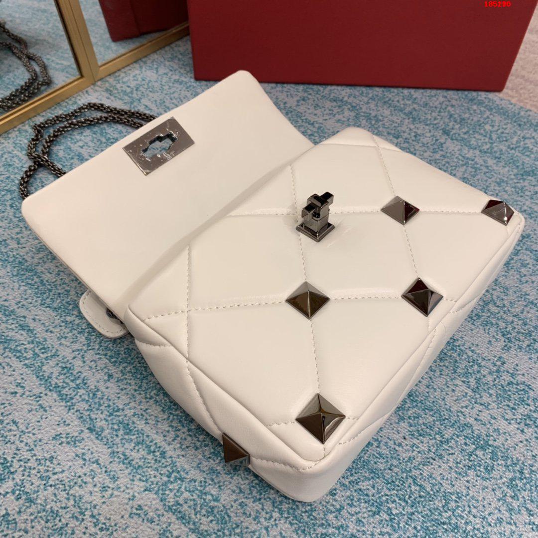 VALENTINO-MEDIUM-ROMAN-STUD-THE-SHOULDER-BAG-IN-NAPPA-WITH-CHAIN-WHITE-XW2B0I82BSF098-06 VALENTINO MEDIUM ROMAN STUD THE SHOULDER BAG IN NAPPA WITH CHAIN WHITE XW2B0I82BSF098 06
