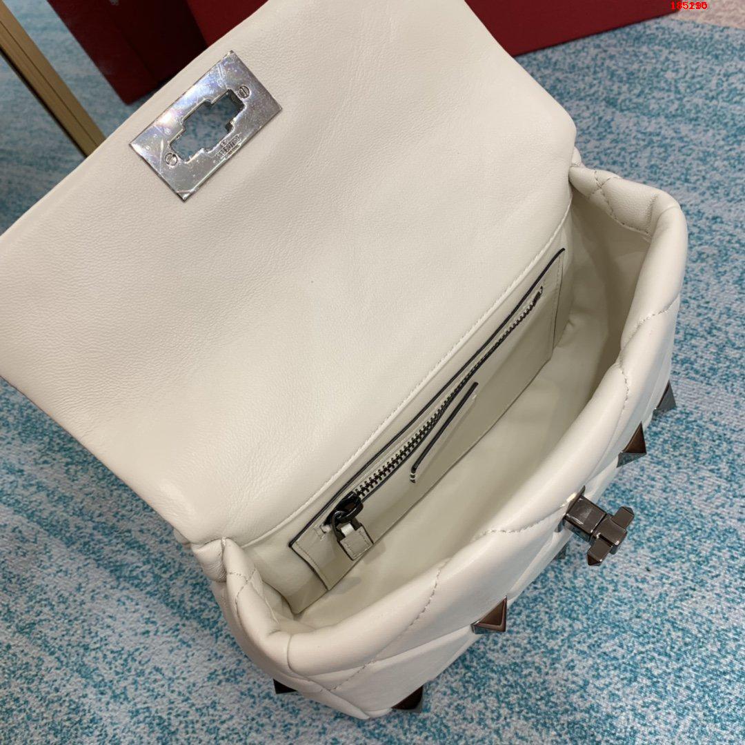 VALENTINO-MEDIUM-ROMAN-STUD-THE-SHOULDER-BAG-IN-NAPPA-WITH-CHAIN-WHITE-XW2B0I82BSF098-07 VALENTINO MEDIUM ROMAN STUD THE SHOULDER BAG IN NAPPA WITH CHAIN WHITE XW2B0I82BSF098 07