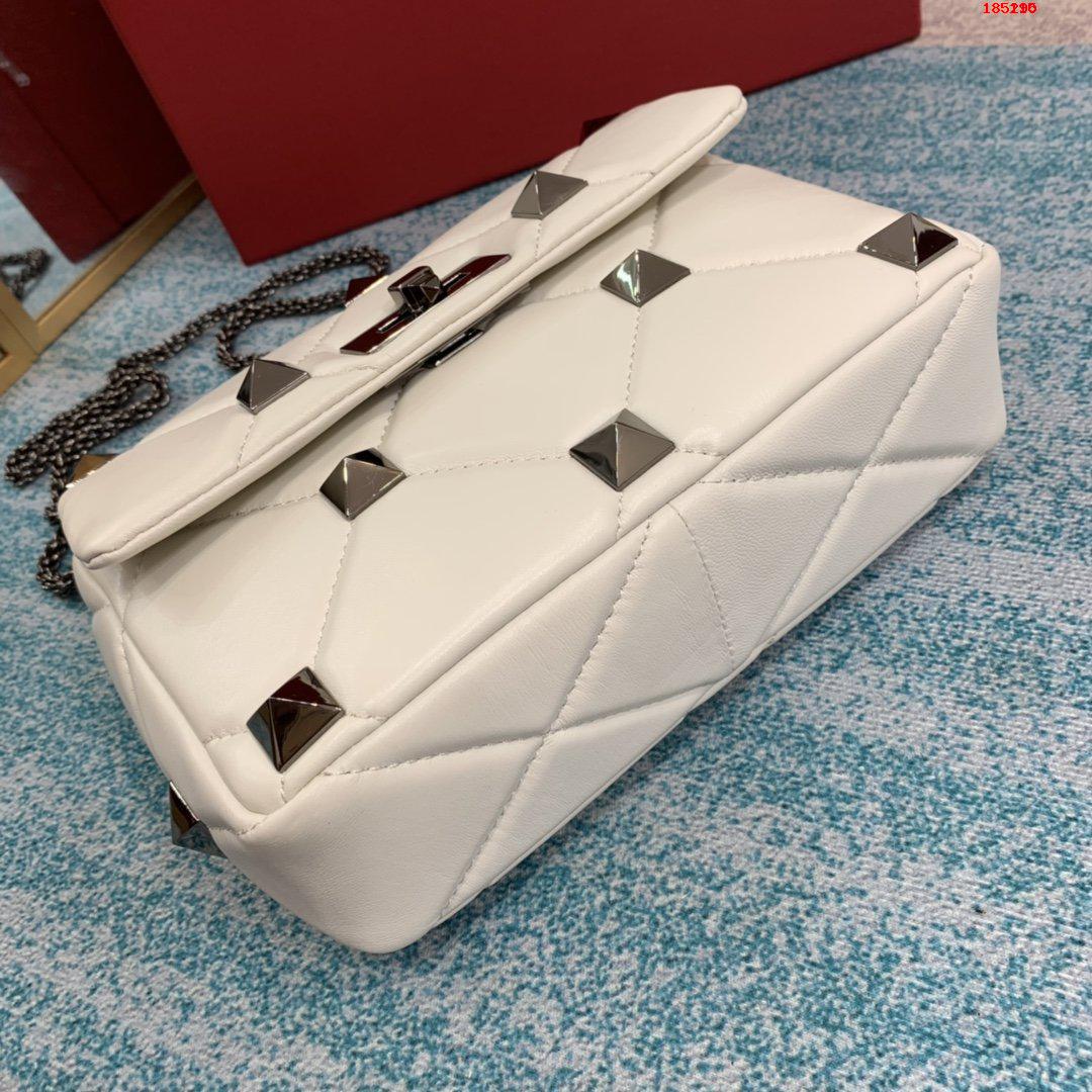 VALENTINO-MEDIUM-ROMAN-STUD-THE-SHOULDER-BAG-IN-NAPPA-WITH-CHAIN-WHITE-XW2B0I82BSF098-09 VALENTINO MEDIUM ROMAN STUD THE SHOULDER BAG IN NAPPA WITH CHAIN WHITE XW2B0I82BSF098 09
