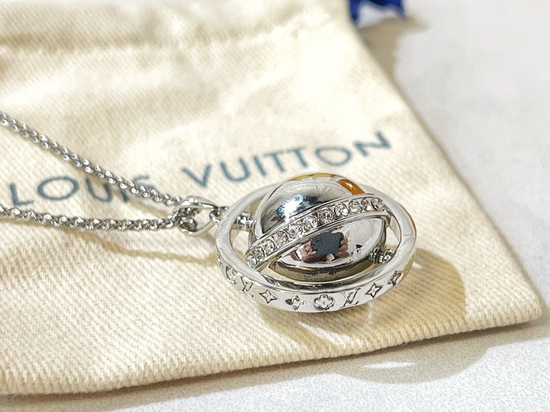 louis-vuitton-lv-globe-pendant-fashion-jewellery-M00327-05 louis vuitton lv globe pendant fashion jewellery M00327 05