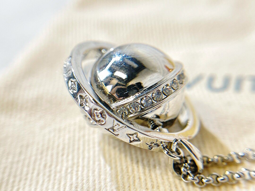 louis-vuitton-lv-globe-pendant-fashion-jewellery-M00327-06 louis vuitton lv globe pendant fashion jewellery M00327 06