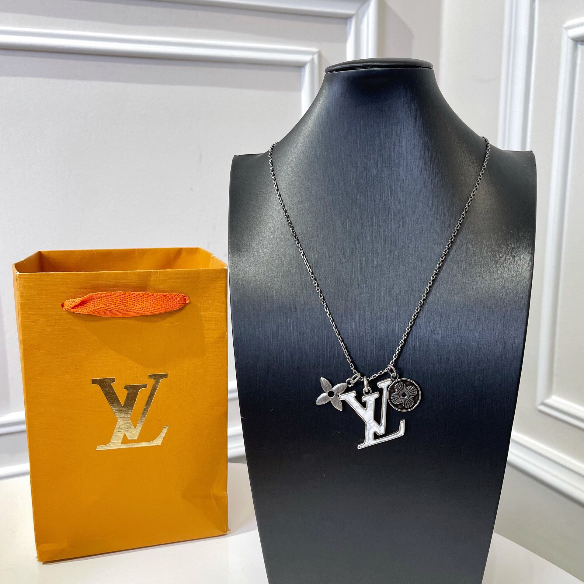 louis-vuitton-lv-initiales-pendant-fashion-jewellery-M00317-02 louis vuitton lv initiales pendant fashion jewellery M00317 02