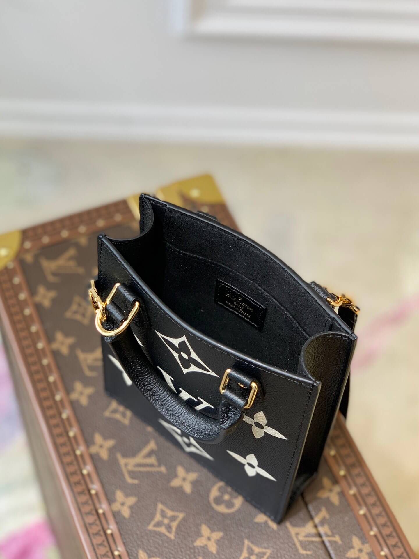 louis-vuitton-petit-sac-plat-bicolor-monogram-empreinte-leather-small-leather-goods-M57937-08 louis vuitton petit sac plat bicolor monogram empreinte leather small leather goods M57937 08