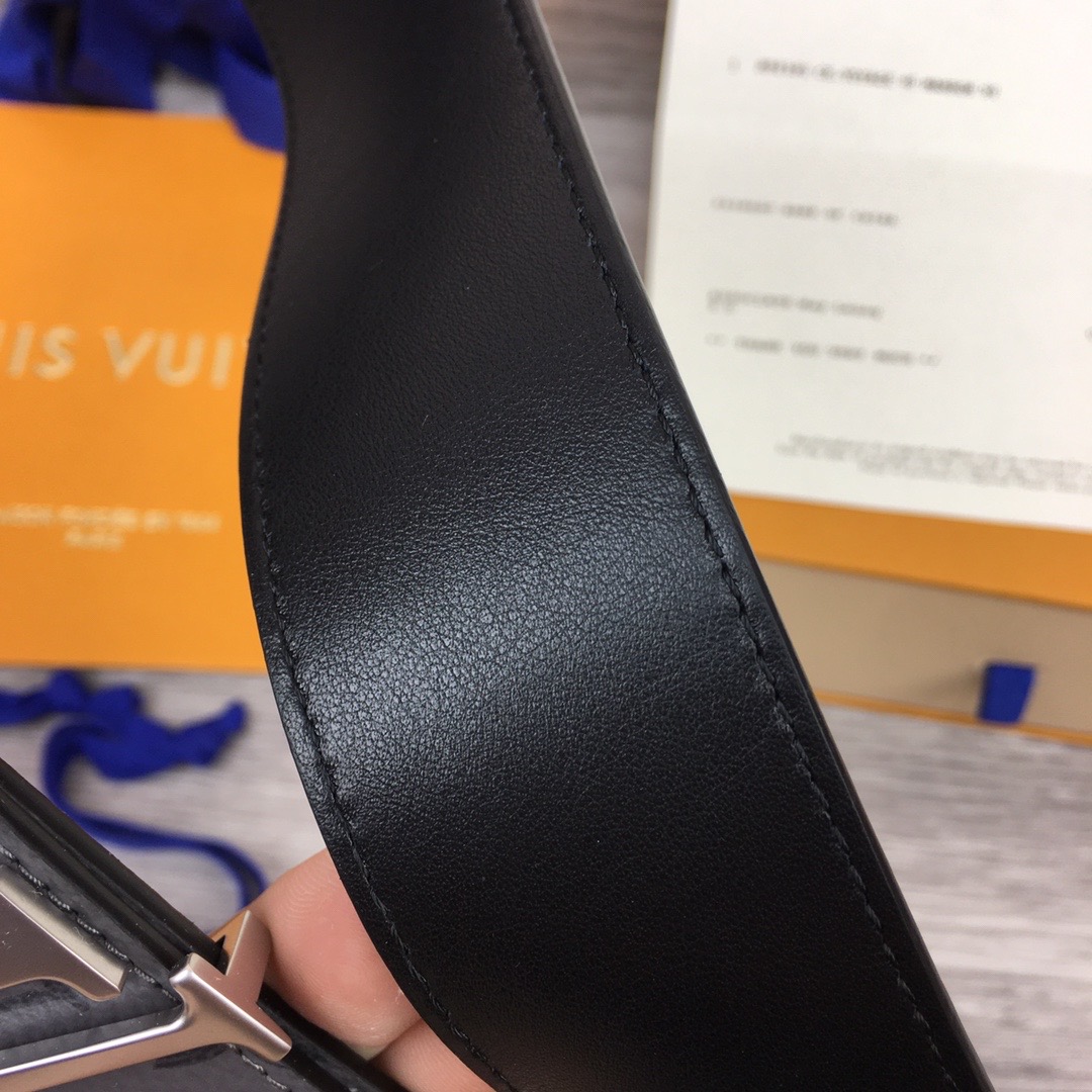 LOUIS VUITTON LV INITIALES 40MM REVERSIBLE BELT M0285V 05 LOUIS VUITTON LV INITIALES 40MM REVERSIBLE BELT M0285V 05