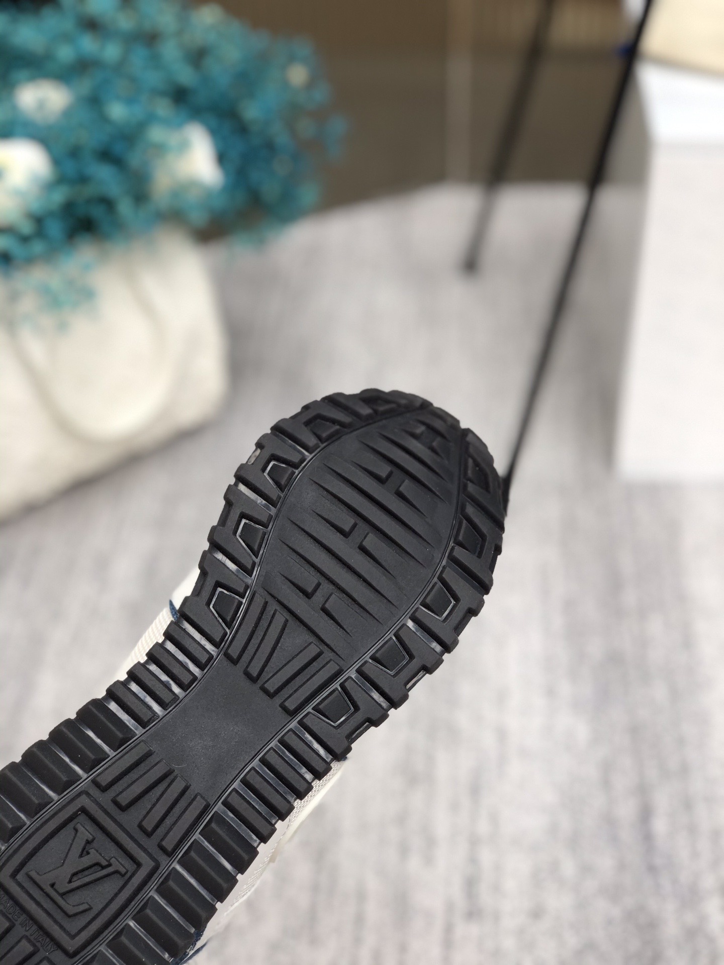 LOUIS-VUITTON-LV-RUN-AWAY-SNEAKER-1A4WP7-09 LOUIS VUITTON LV RUN AWAY SNEAKER 1A4WP7 09