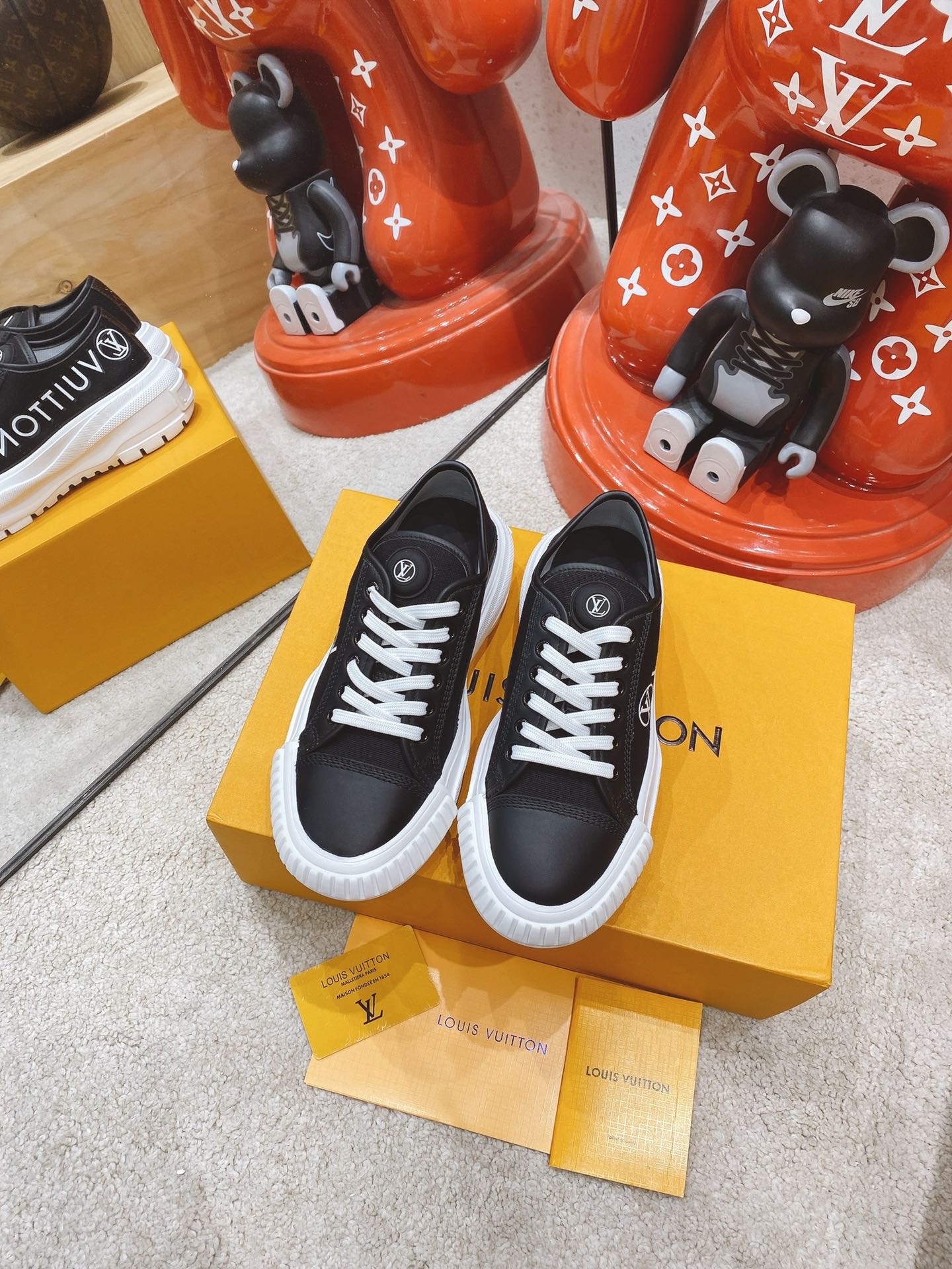 LOUIS VUITTON LV SQUAD SNEAKER 1A941F 05 LOUIS VUITTON LV SQUAD SNEAKER 1A941F 05