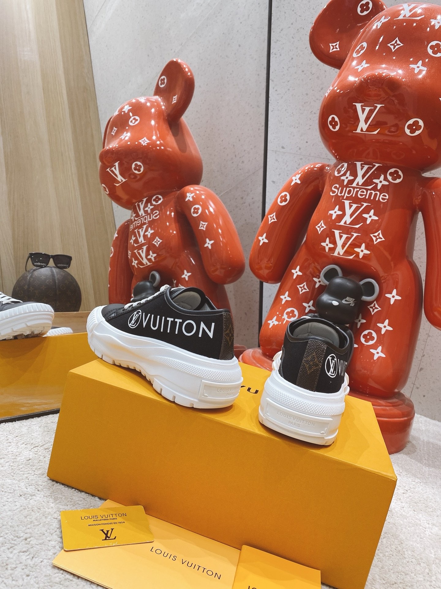 LOUIS VUITTON LV SQUAD SNEAKER 1A941F 06 LOUIS VUITTON LV SQUAD SNEAKER 1A941F 06