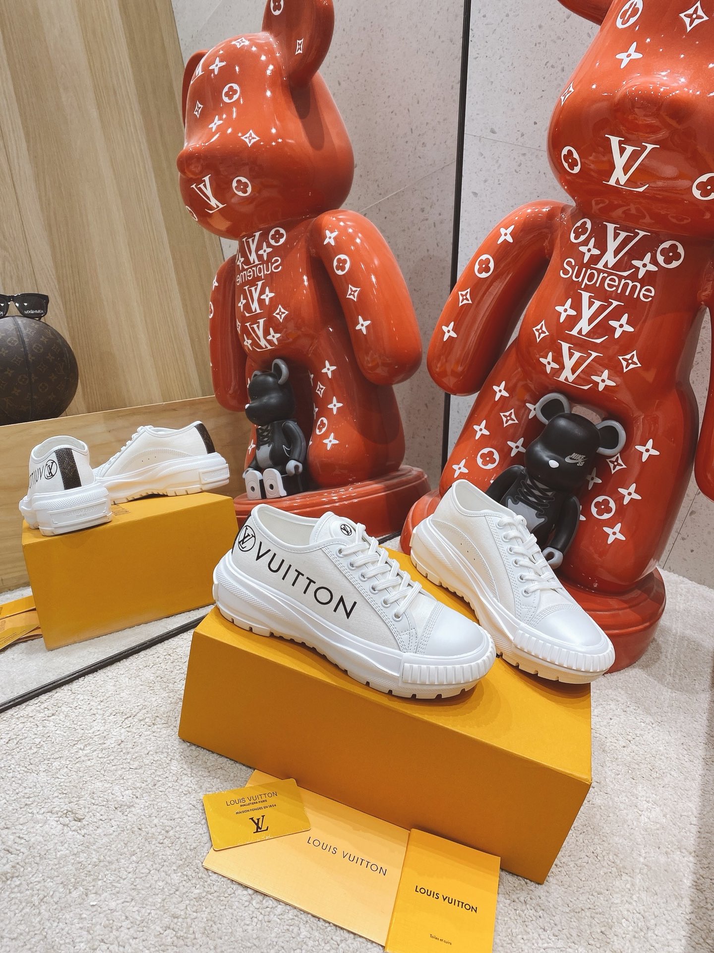 LOUIS VUITTON LV SQUAD SNEAKER 1A941V 01 LOUIS VUITTON LV SQUAD SNEAKER 1A941V 01