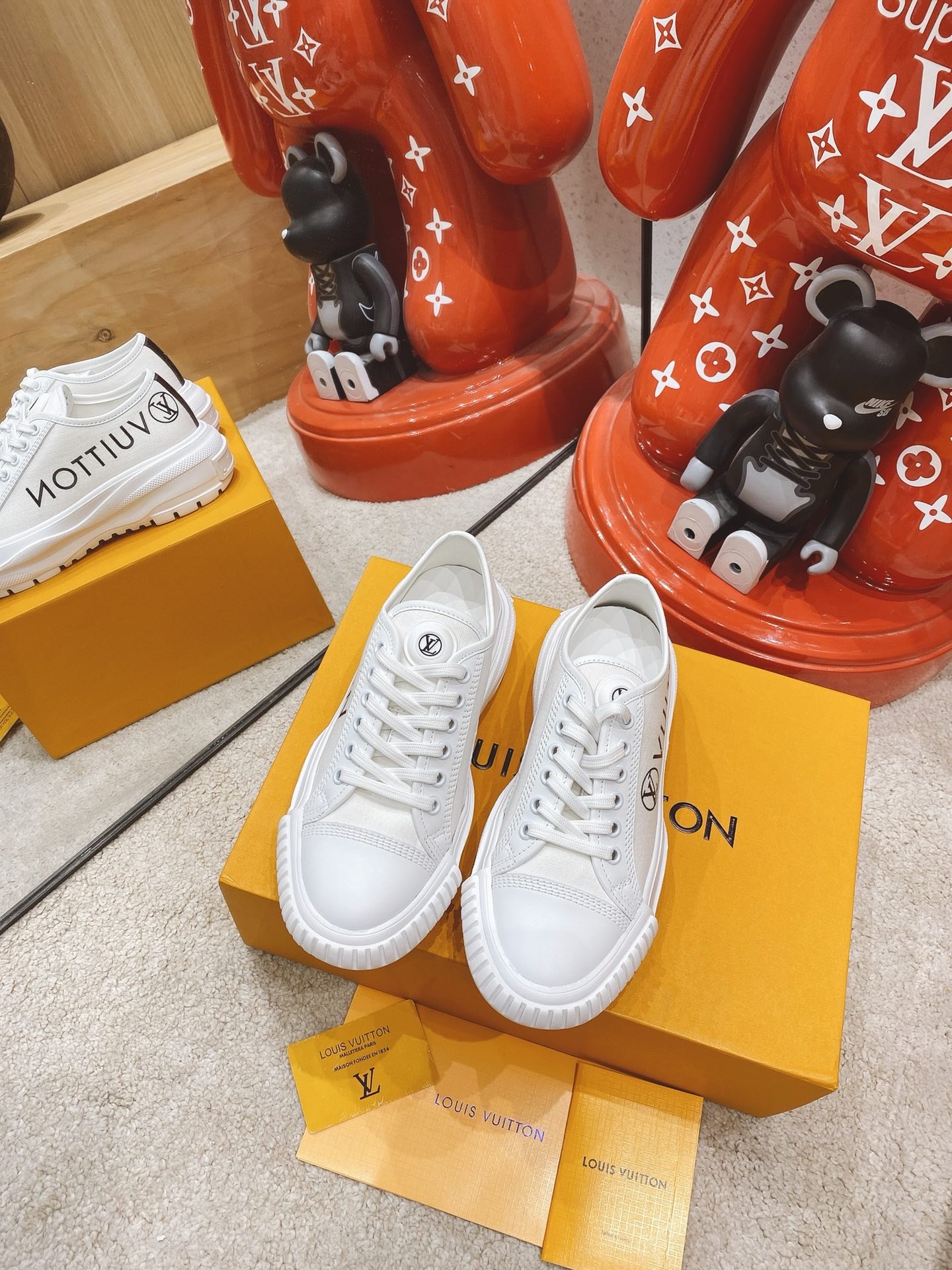LOUIS VUITTON LV SQUAD SNEAKER 1A941V 02 LOUIS VUITTON LV SQUAD SNEAKER 1A941V 02