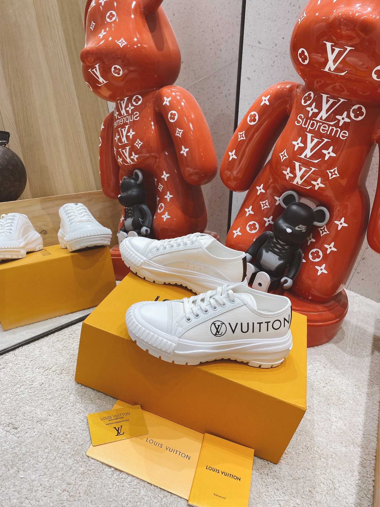 LOUIS VUITTON LV SQUAD SNEAKER 1A941V 03 LOUIS VUITTON LV SQUAD SNEAKER 1A941V 03