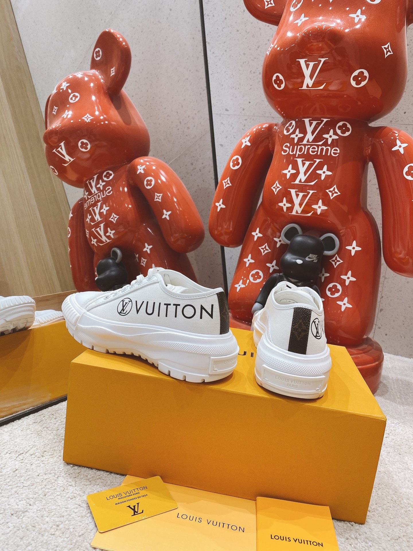LOUIS VUITTON LV SQUAD SNEAKER 1A941V 04 LOUIS VUITTON LV SQUAD SNEAKER 1A941V 04